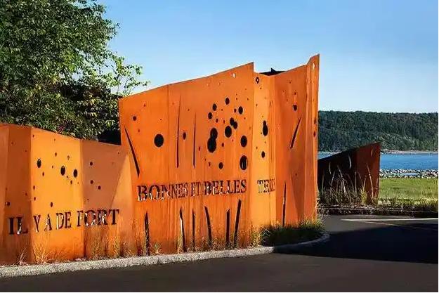 新龙镇锈钢板景观